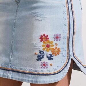 Tribal Embroidered Skort Womens NWT Frozen Berry Size 10 BOHO/Detailed